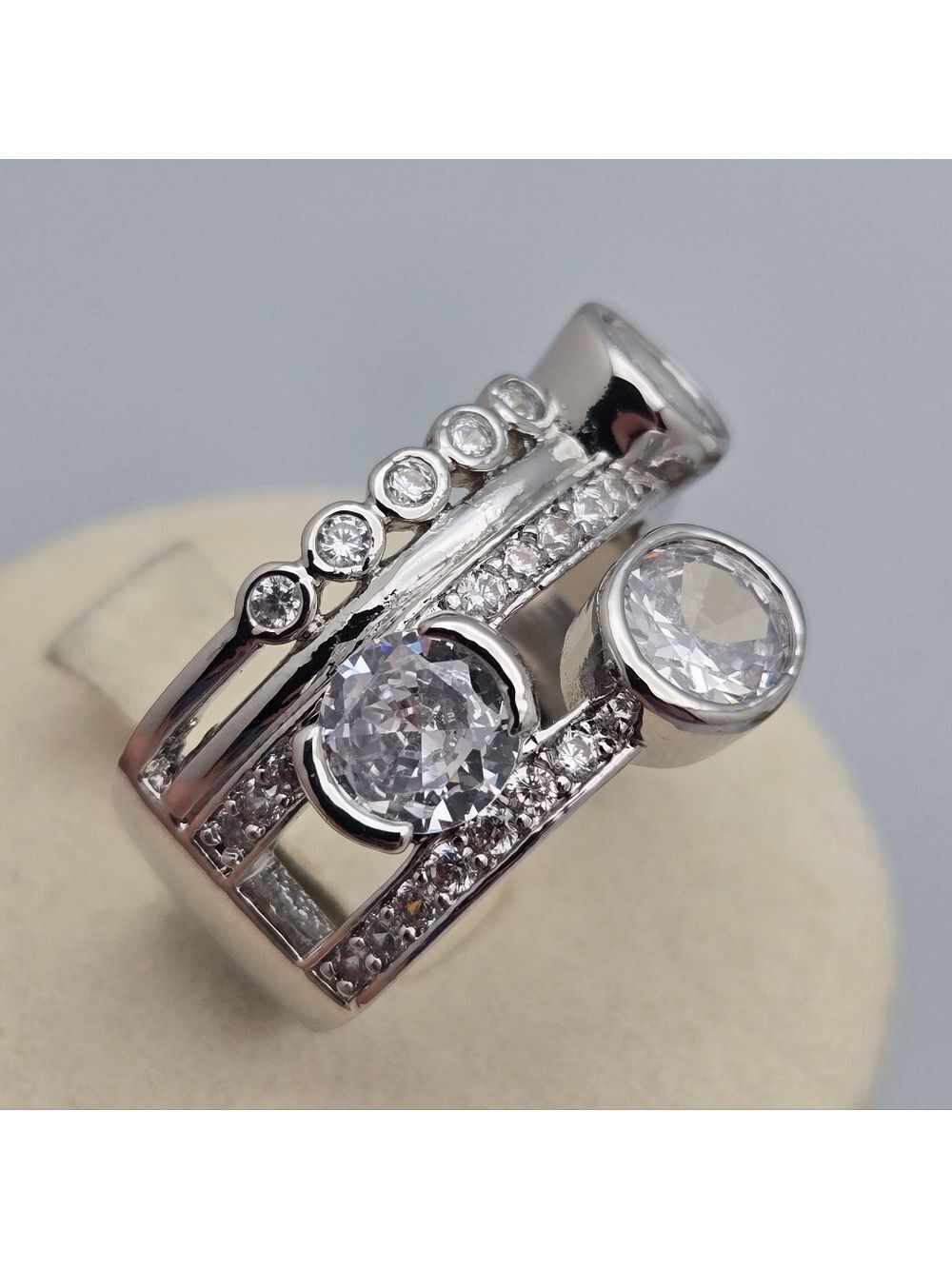 Multi-Stone Diamond Fashion Silver Tone Cocktail Ring Size 8 NWOT